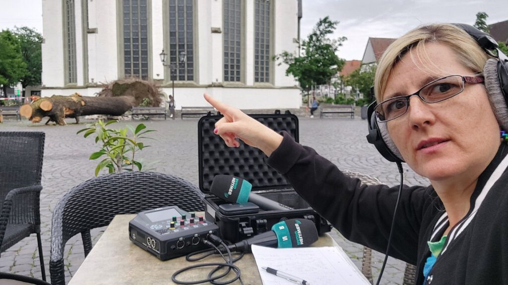 Barbara Röss als Reporterin vor Ort in Lippstadt nach dem Tornado im Mai 2022
